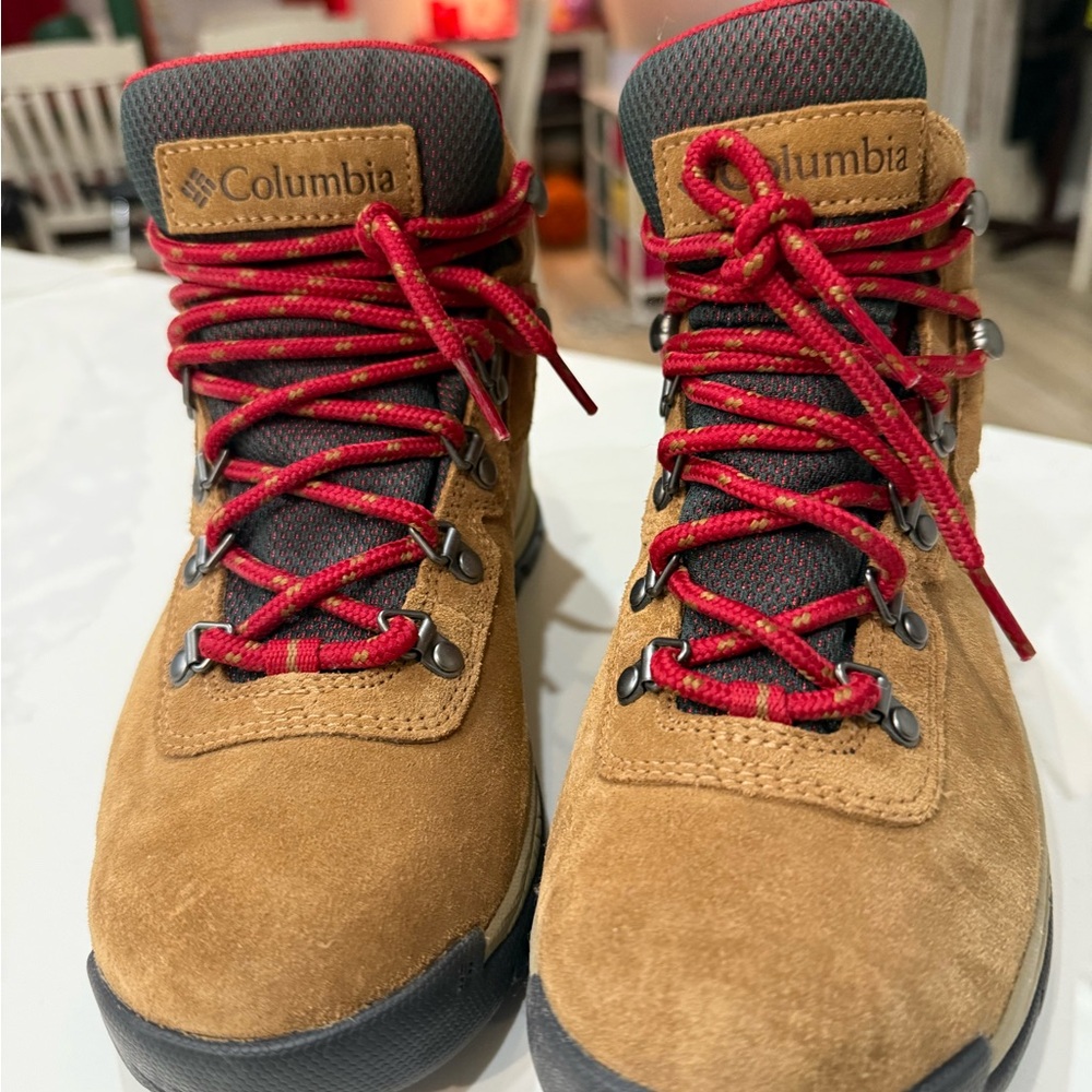 Columbia Brownโ Boots with Red Laces size 8 1/2